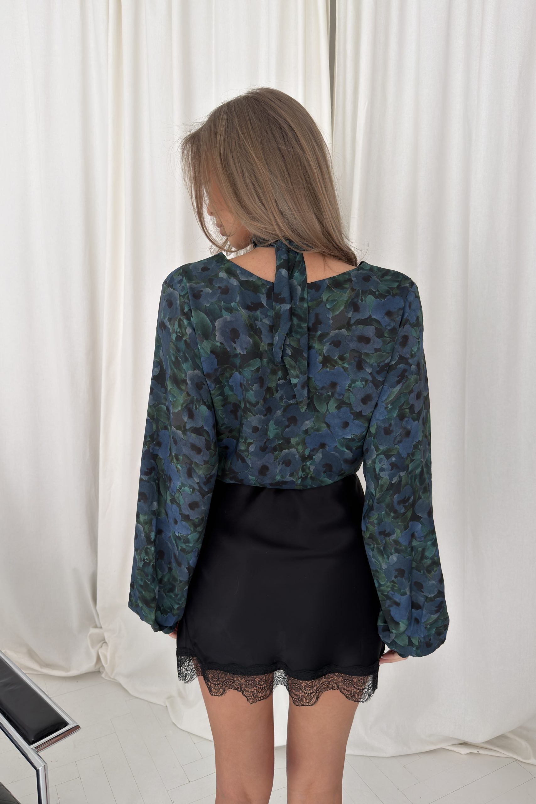 SPÓDNICZKA MINI KARI CZARNA Z KORONKĄ