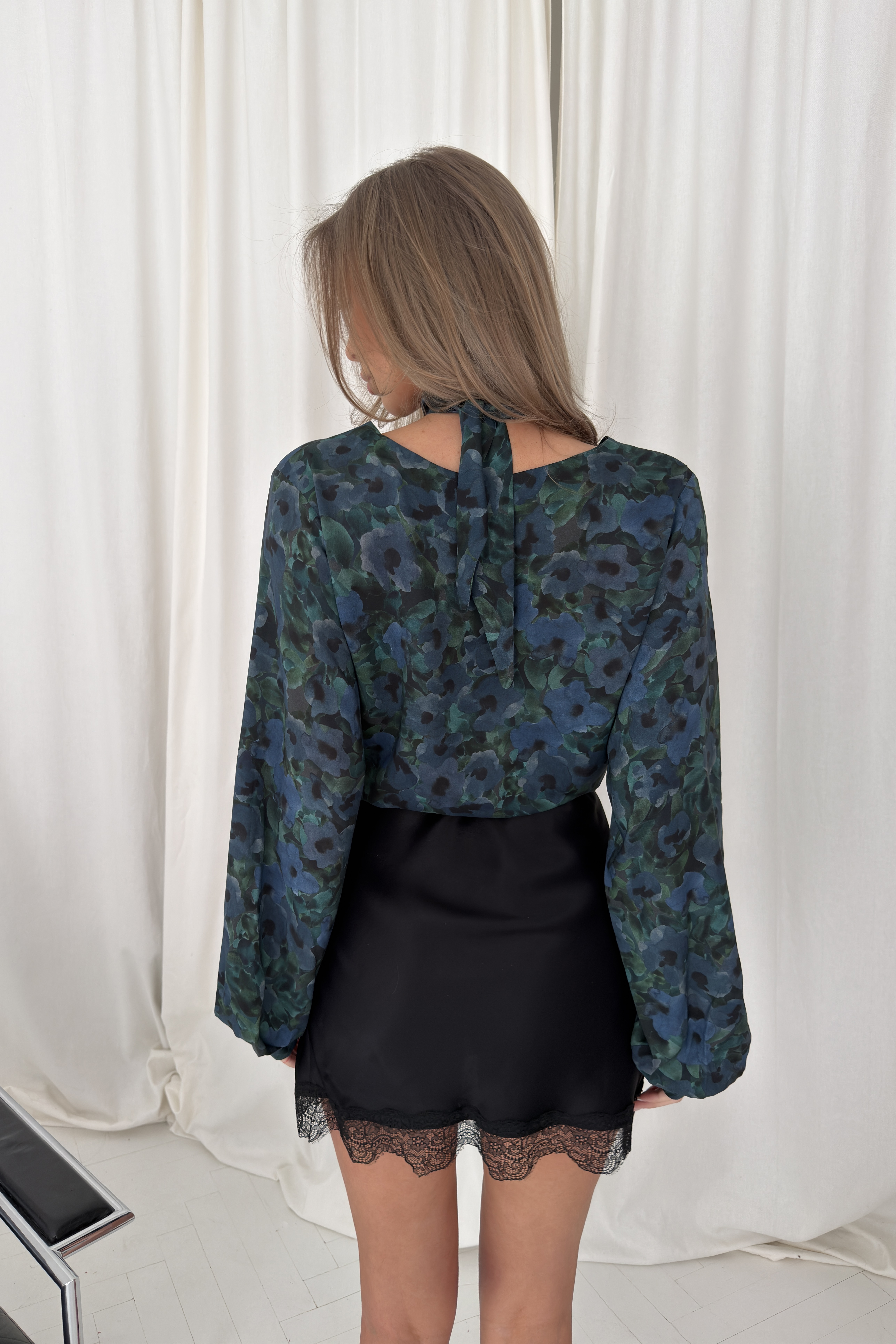 KOSZULA W KWIATY SOPHIE NIEBIESKA - obrazek 3